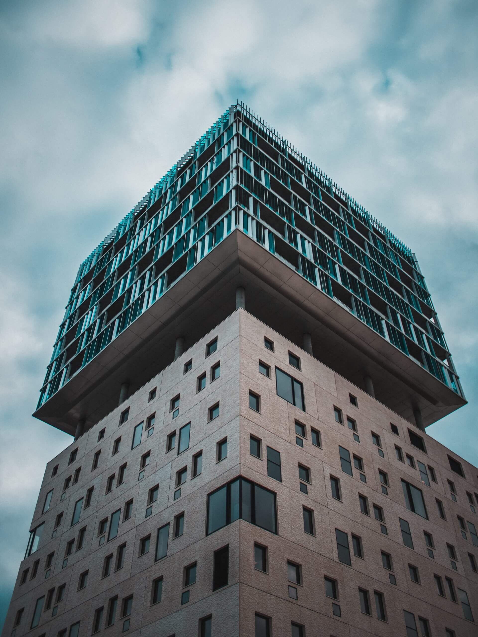 nettoyage-facades-drone Entretien façades et rénovation bardages par drone pour professionnels industriels, entrepôts et locaux commerciaux.